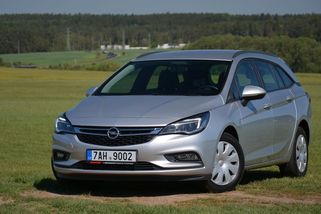 Dostupný ojetý kombík s automatickou převodovkou? Octavii s čistým svědomím doporučit nemůžeme, naštěstí je tu Opel Astra - Garáž.cz